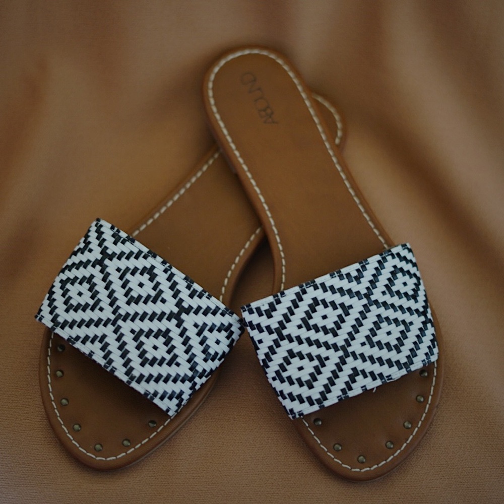 Abound Black & White sandals US9